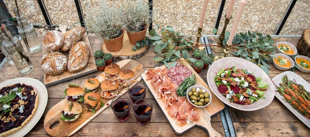 Eten van een lekkere tafel Sfeercateraar ervoor dat Eten